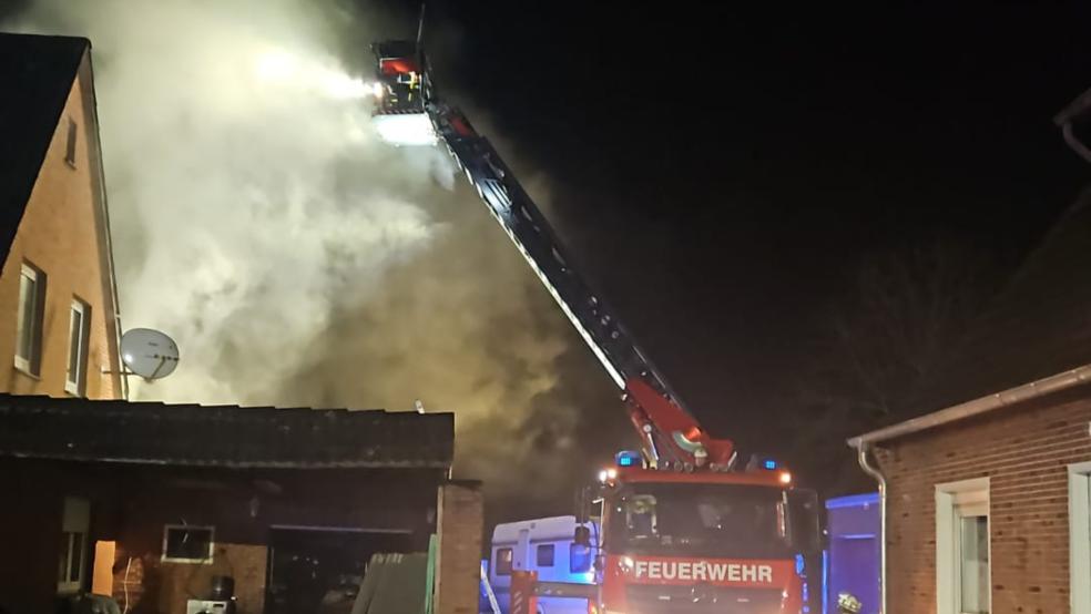 Auch die Drehleiter aus Westrhauderfehn kam zum Einsatz. © Feuerwehr Westoverledingen