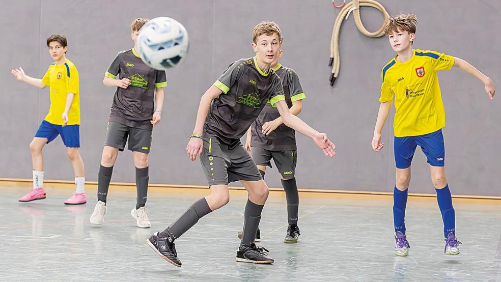 Die JSG Holthusen/Stapelmoor (graue Trikots) musste sich dem TuS Aschendorf geschlagen geben.  © Fotos: Jungeblut