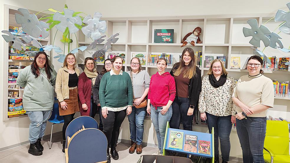 Büchereileiterin Sarah Möhlmann (links) hieß die »Landwichter« in der neuen Bücherei willkommen.  © Foto: Stadt Weener