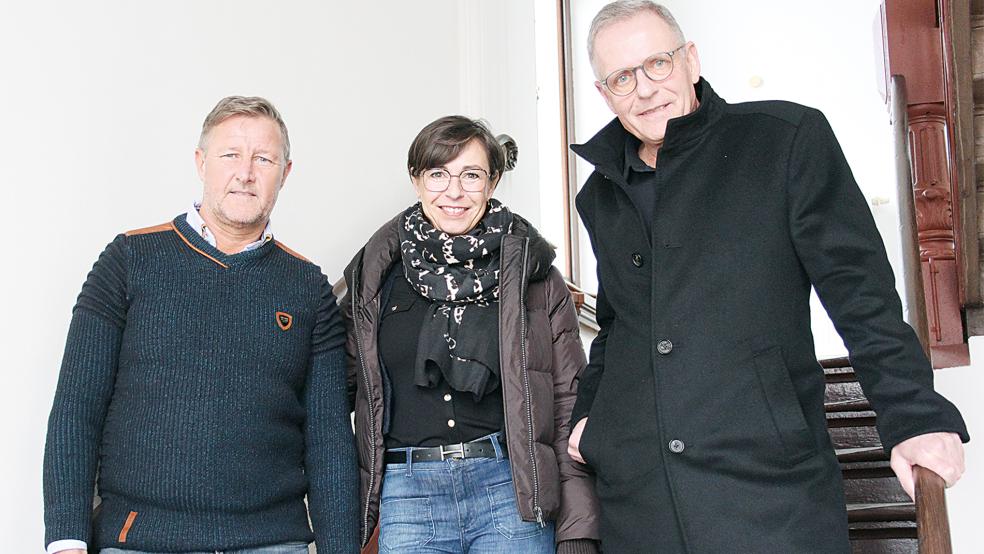 Die Ostfriesische Gesellschaft für psychische und soziale Gesundheit GmbH wird eine neue Tagesstätte in der »Villa Bärchen« in Weener eröffnen. Die Pläne stellten (von rechts) der Geschäftsführer Stefan Scheebaum sowie Objekt-Verwalterin Susanne Vogel und Eigentümer Anteus Focken vor.  © Foto: Busemann