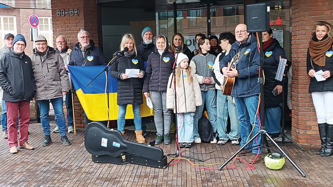 Chor singt: »Ein gelb-blaues Herz, das niemals aufgibt«