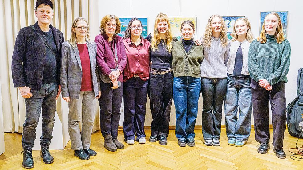 Bei der Eröffnung der Ausstellung (von links): Eckhard Harjes, Kunsthaus-Leiterin Susanne Augat, Lehrerin Barbara von Kameke und ihre Schülerinnen Yagmur Bilgic, Deike Harjes, Leandra Ploeger, Lena de Vries, Anna de Vries und Gesa Wenninga.  © Jürgen Bambrowicz