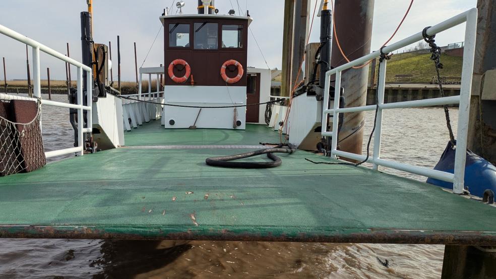 Die Ditzumer Emsfähre wird auf der Schiffswerft Diedrich in Oldersum drei Wochen lang auf Herz und Nieren geprüft. © Foto: Szyska