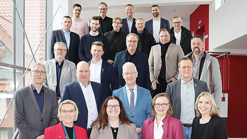 Die SPD-Bundestagsabgeordnete Anja Troff-Schaffarzyk und die Konzernbevollmächtigte der Deutschen Bahn AG, Ute Plambeck (untere Reihe, Zweite und Dritte von links), trafen sich mit den Bürgermeisterinnen und Bürgermeistern aus den Landkreisen Leer und Emsland zu einem offenen Dialog. An dem Gespräch nahmen auch Mitarbeitende der Deutschen Bahn AG sowie weitere Kommunalpolitiker teil.  © Foto: SPD Büro Leer