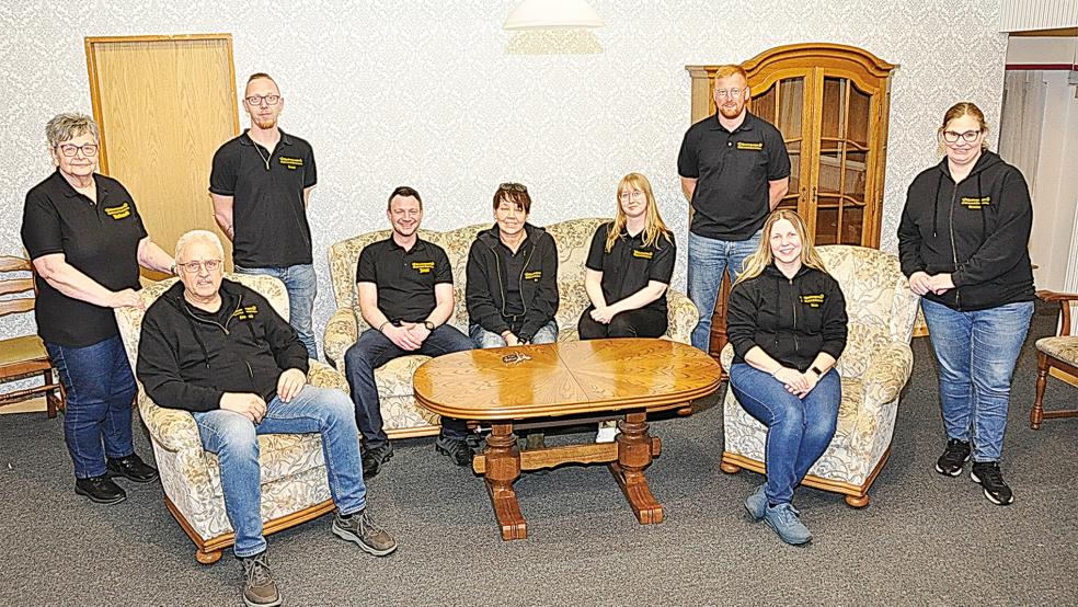 Proben fleißig für die Aufführung des neuen plattdeutschen Theaterstücks »De Leev, de Frust, de Swegermoeder« (von links): Waltraud Dreesmann, Friederich Sap, Dennis Bosma, Joest Busemann, Anja Oltrop, Hanna Dreesmann, Marcel Frey, Beate Barth und Martina Scheer.  © Foto: Wolters