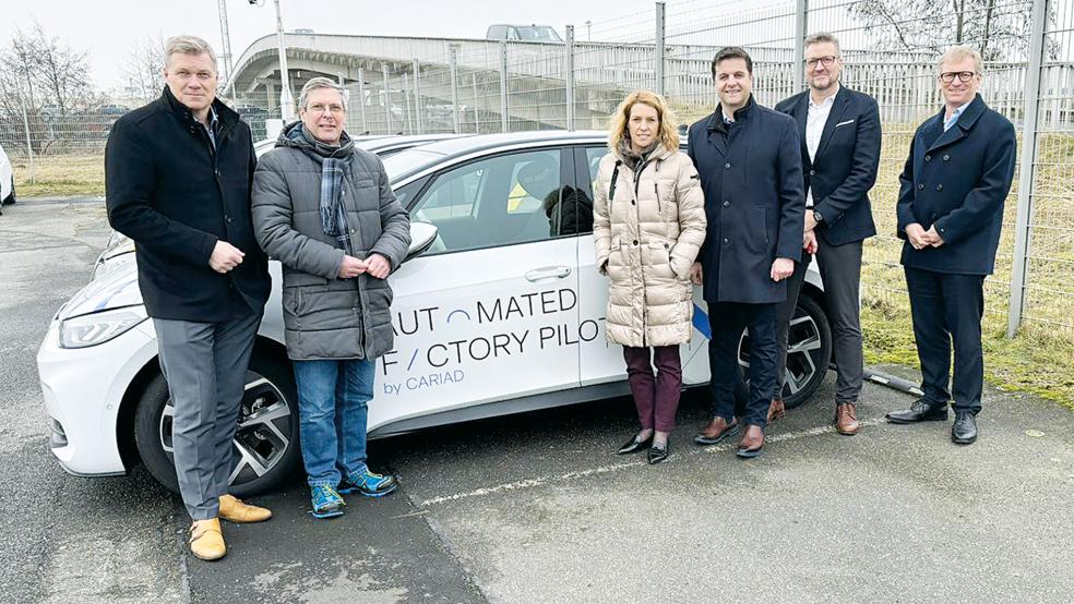 Dirk Krauß von der EVAG Emder Verkehrs und Automotive Gesellschaft mbH (rechts) und Manfred de Vries von der Autoport Emden GmbH (Zweiter von rechts) vor einem ID.3 auf dem Testfeld im Emder Außenhafen. Die CDU-Landtagsabgeordneten Hartmut Moorkamp (Dritter von rechts), Katharina Jensen (links neben ihm) und Ulf Thiele (links) zeigten sich im Beisein von Emdens Hafenförderer Reinhard Hegewald (Zweiter von links) beeindruckt von dem Pilotvorhaben.  © Foto: Emder Hafenförderungsgesellschaft