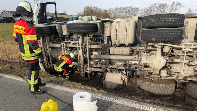 Betonmischer kippt in einen Graben