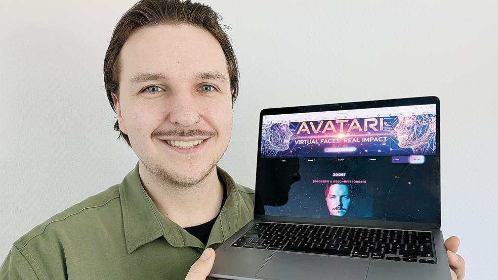 Joost Kolbe zeigt auf dem Notebook die Internetseite des Start-up-Unternehmens »Avatari« mit seinem eigenen Avatar. Der Weeneraner kümmert sich um Marketing und Vertrieb, sein Compagnon Cleve Rekowski um die technische Umsetzung.  © Foto: Szyska