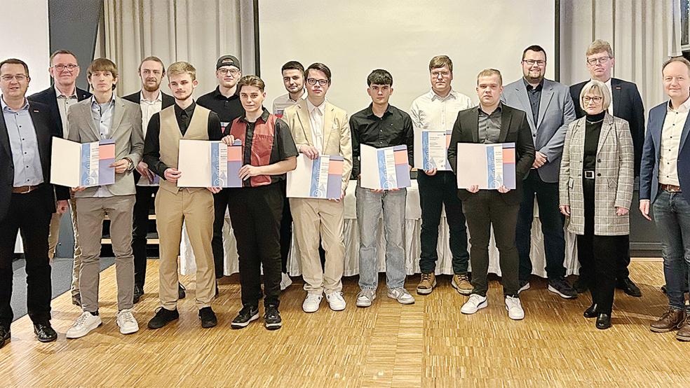 Die Freigesprochenen bekamen im Landhaus Oltmanns in Neermoor ihre Gesellenbriefe überreicht.  © Foto: Wolters