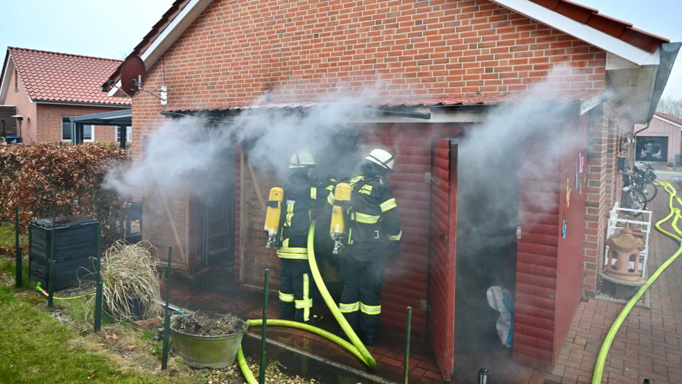 Ein Trupp unter Atemschutz konnte das Feuer schnell unter Kontrolle bringen und so eine Ausbreitung auf das direkt angebaute Wohnhaus verhindern. © Foto: Bruins