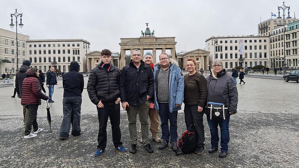 Die Gruppe in Berlin (von links): Marlon Meyer (Ortsverband Aurich), Carsten Buss (Ortsverband Moormerland), Olaf Powileit, Sebastian Rauch (beide Ortsverband Wittmund), Anna Behrendt und Marion Meyer (beide Ortsverband Aurich).  © Foto: Johanniter