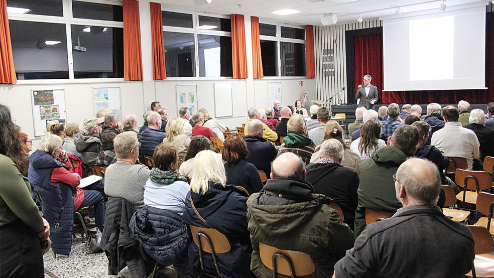 Rund 80 Menschen waren zu der Bürger-Info-Veranstaltung in der Aula der Grundschule Stapelmoor gekommen. Das Foto zeigt einen Teilausschnitt der beinahe voll besetzten Stuhlreihen.  © Foto: Busemann