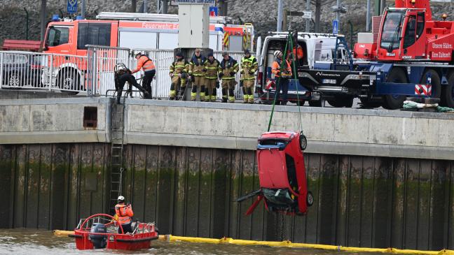 Kleinfahrzeug versinkt im Emder Hafenbecken