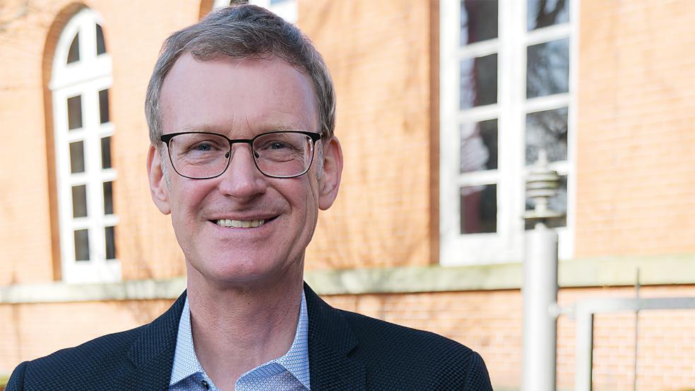 Herausgeber Marten Hagen wird das Buch über seine Briefe am 20. März ab 19.30 Uhr im Rahmen eines Vortrags im neuen Gemeindehaus in Weene vorstellen.  © Foto: Jürgens