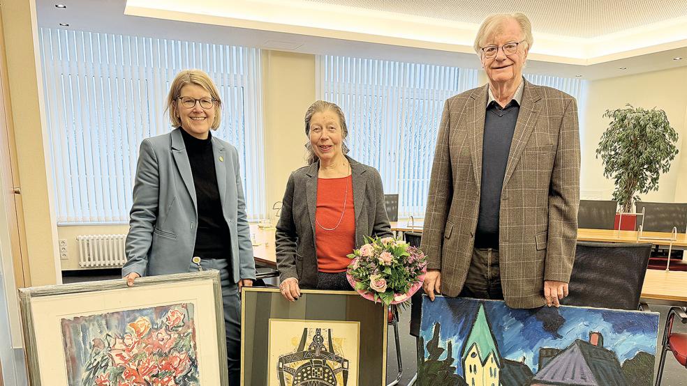 Bei der Übergabe der Bilder (von links): Geschäftsführerin Daniela Kamp, Annelore Park und Hans Michaelis als Kunstbeauftragter des Klinikums freuen sich über die Schenkung.  © Foto: Klinikum