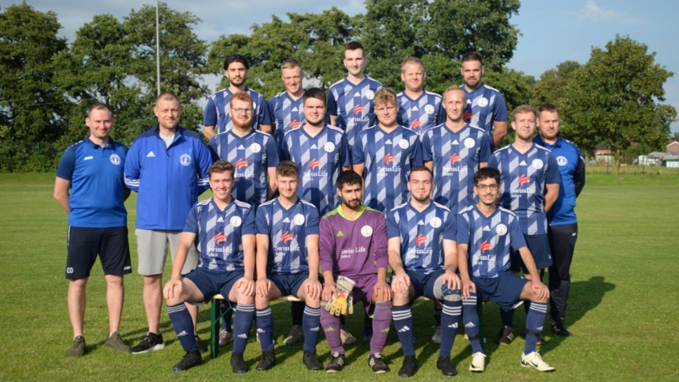 Obere Reihe von links: Gregor Kappernagel, Mirco Meints, Luka Holtkamp, Matthias Steenhardt, Jonas Krüger und Pascal Frey. Mittlere Reihe von links: Trainer Johann Lübbers, Gerd Siemens, Thorben Haken, Andre Voß, Benjamin Lüdemann, Ingo Striek, Betreuer Jens Kappernagel und Co-Trainer Sebastian Schmieder. Untere Reihe von links: Mohamed Sido, Marcel Jäschke, Hamsa Demir, Nico Schröter, Steffen Sinningen, Keno Sonnenberg, Dietmar Abbas, Luca Hartog. Es fehlen: Marcel Frey, Bahne Hilbrands, Lucas Sonnenberg, Sven Meinders, Co-Trainer Thomas Cassens und Co-Trainer Ingo Hilbrands. © Born