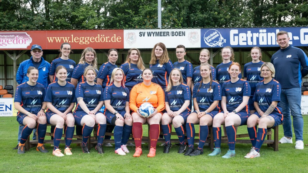 Obere Reihe von links: Co-Trainer Harm Meints, Annika Dreesmann, Mara Wiegmanns, Petra Hilfers, Tina Huisinga, Maike Hinderks, Tatjana Remmers, Alina Smeenge, Denise Feenstra, Edda Foget und Trainer Marten Röskens. Untere Reihe links: Sanne Smit, Lara Schulte, Lisa Meints, Ina Brink, Lea Kromminga, Daniela Smidt, Lana Mensink, Maren Keplin und Michelle Frieling. Es fehlen: Rena Woldenga, Mandy Swart, Nele Geertsema, Laura Grimm, Svenja Evering und Betreuerin Gerda Brink. © Bruins