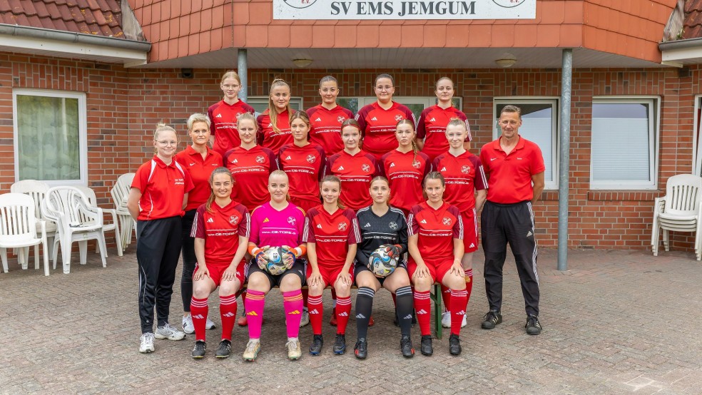 Obere Reihe von links: Antje Geerdes, Marika Peil, Svenja Backer, Deike Waddenberg und Talea Buß. Mittlere Reihe von links: Team-Managerin Rieke Nagel, Betreuerin Martina Geertsema, Pia Geertsema, Lissa Even, Annika Hüncke, Lena Amelsberg, Jule Hofmann und Trainer Rainer Stützer. Untere Reihe von links: Melina Trey, Tjalda Sangen, Frauke Schröder, Rieke Brinkmann und Annika Reck. Es fehlen: Laura Pruin, Ann-Kathrin Oosterhuis, Neele Geyken, Milena Voß, Melina Schulte, Deike Meyer, Diana Paar und Mira von Höveling. © Jungeblut