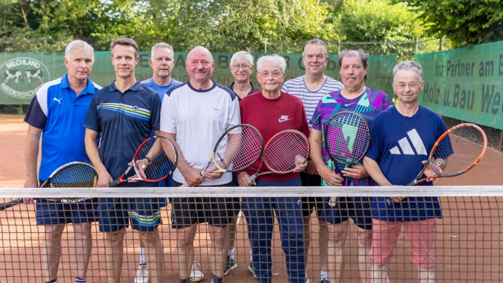 Die Herren 50 der Sportfreunde Möhlenwarf: Johann Sonnenberg, Uwe Groen, Robert Leemhuis, Michael Müser, Hans-Hermann Popken, Johann Waalkens, Frank Schüler, Harmannus Osterhagen und Johann Boelmann. Es fehlen: Udo Christians, Hans Ilbrink, Joachim Tjabben, Ulli Hartog, Johann Waalkens, Helmut Modder, Bernd Strache und Gerhard Groenewold. © Jungeblut