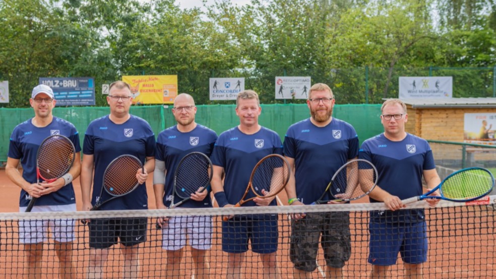 Die Herren 40 der Tennis-Abteilung des TuS Weener: Michael Fürst (von links), Hendrik Tirrel, Matthias Fürst, Ralf Hickmann, Stefan Jans und Steffen Finke. Es fehlt Ingo Großpietsch. © Jungeblut