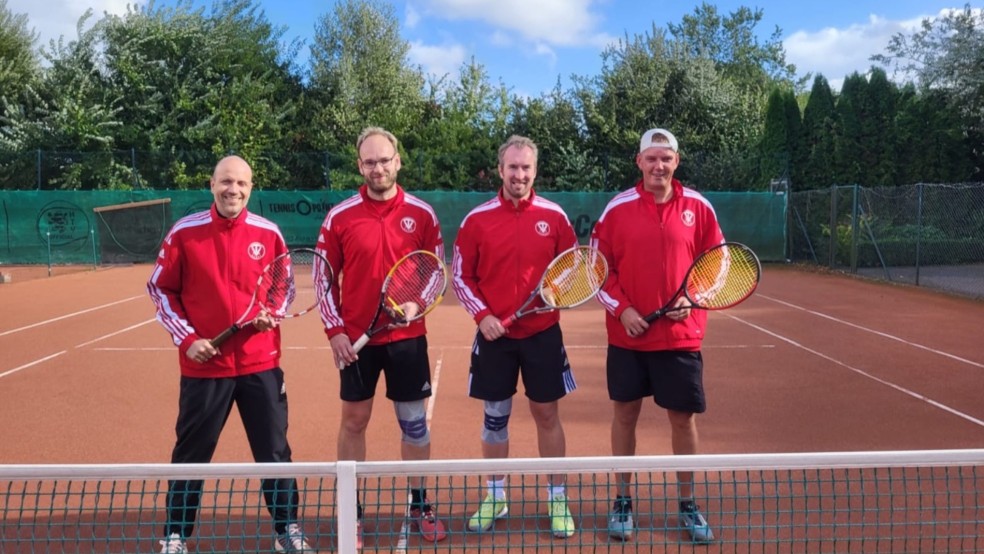 Die Herren 40 der Tennis-Abteilung des TV Bunde in der Bezirksliga: Ralph Bielefeld (von links), Markus Relotius, Heiko Franzen und Gerhard Wilms. © Privat