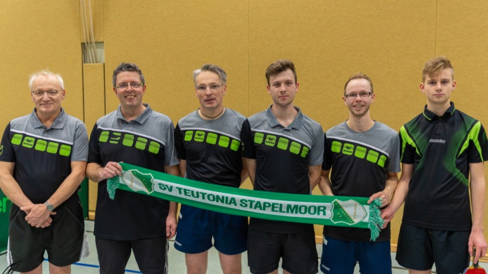 Von links: Peter Broos, Stefan Apfel, Sven Reeßing, Martijn Hooghiemstra, Bengt Klußmann und Max Onno van der Laan bilden die 1. Tischtennis-Herren beim SV Teutonia Stapelmoor. © Privat