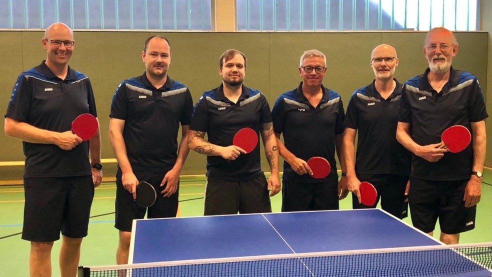 Von links: Ralf Kolter, Dennis Tielemann, Mario Richter, Jan-Hermann Schulte, Johannes Fresemann und Siegfried Janssen bilden die 1. Tischtennis-Herren des TuS Ditzumerverlaat. © Privat