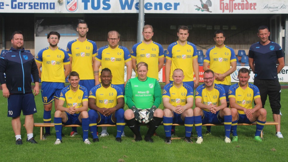 Obere Reihe von links: Trainer Thomas Smidt, André Köller,  Jens Tirrel, Lars Bruns, Dieter Sanders, Timo Wolters, Henrik Schomakers, Tobias Erfkamp, Markus Smidt und Trainer Michael Santjer. Untere Reihe von links: Michael Döbber, Lukas Freerks, Stephan Wessels, Janko Weers, Julian Müller, Diego Fernando Betancourt und Betreuer Tamer Demir. Es fehlen: Peter Blaauw, Hendrik Bock, Christian Lüdemann, Derk Schulte, Wenko Maas, Udo Wübbena-Mecima, Gerhard Eckhoff, Martin Daalmeyer, Ingo Groen, Uwe Reemtsema und Dorancé Saavedra. © Born