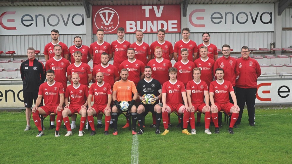 Obere Reihe von links: Steffen Meyer, Tammo Neumann, Sven Hertema, Maik Tirrel, Erik Dreesmann, Jannik Boekhoff und Betreuer Tammo Boekhoff. Mittlere Reihe von links: Co- und TW-Trainer Jörg Beekmann, Artur Bertram, Marvin Pletsch, Marco Borchers, Niklas Diekmann, Sönke Meinders, Anatoli Elzen und Trainer Albert Penning. Untere Reihe von links: Nico Bartels, Maarten de Vries, Jannes Muising, Nils Winkler, Jannes Riethmann und Christopher Schielicke. Es fehlen: Steffen Schwede, Jonas Reck, Daniel Gidion, Hartwig van Lessen, Enno Oorlog, Luca Hauwen, Elmar Hilbrands, Tim Sanders und Marcel de Vries. © Born