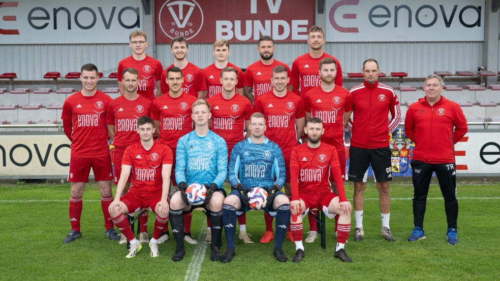 Obere Reihe von links: Jannik Smidt, Artjom Voronin, Corvin Braun, Markus Winkler und Keno Schmidt. Mittlere Reihe von links: Christoph Buse, Derk Bleeker, Jonas Hantschel, Arne Zimmermann, Lukas Kappernagel, Renke Haken Torwart-Trainer Christopher Klock und Co-Trainer Ralph Schmidt. Untere Reihe von links: Daniel Hoppen, Joost Oltrop, Steffen Wissmann und Vladislav Bertram. Es fehlen: Trainer Frank Winkler, Betreuer Willy Oltrop, Tim Huxsohl, Mario Fokken, Fabian Yzer, Silas Queder und Steffen Buse. © Jan Bruins