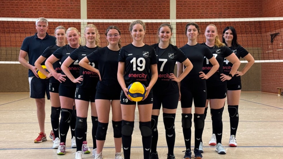 Von links: Trainer Joachim Loesing, Jelena Wessels, Lea Pannenborg, Wencke Kramer, Angelina Feenstra, Svenja Obst, Marieke Bonk, Christin Loesing, Rebecca Maron und Kathrin Röskens. Es fehlen: Sarah Kartzinski, Stella Warnders, Wiebke Ubbens, Lena Huisinga und Sandra Schröder. © Born