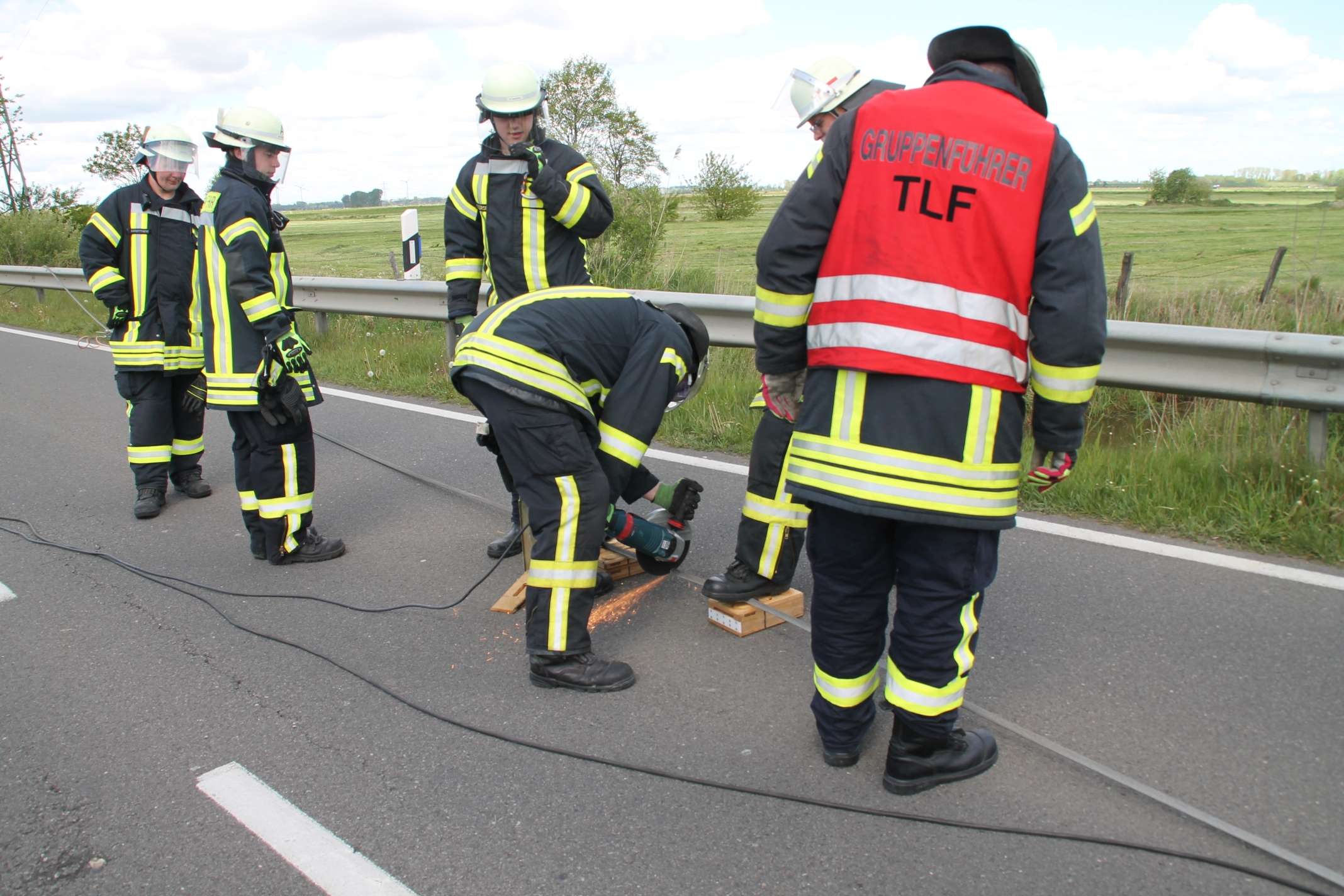 Feuerwehrleute zerteilten die Leitung mit einer Flex. © J. Rand/Feuerwehr