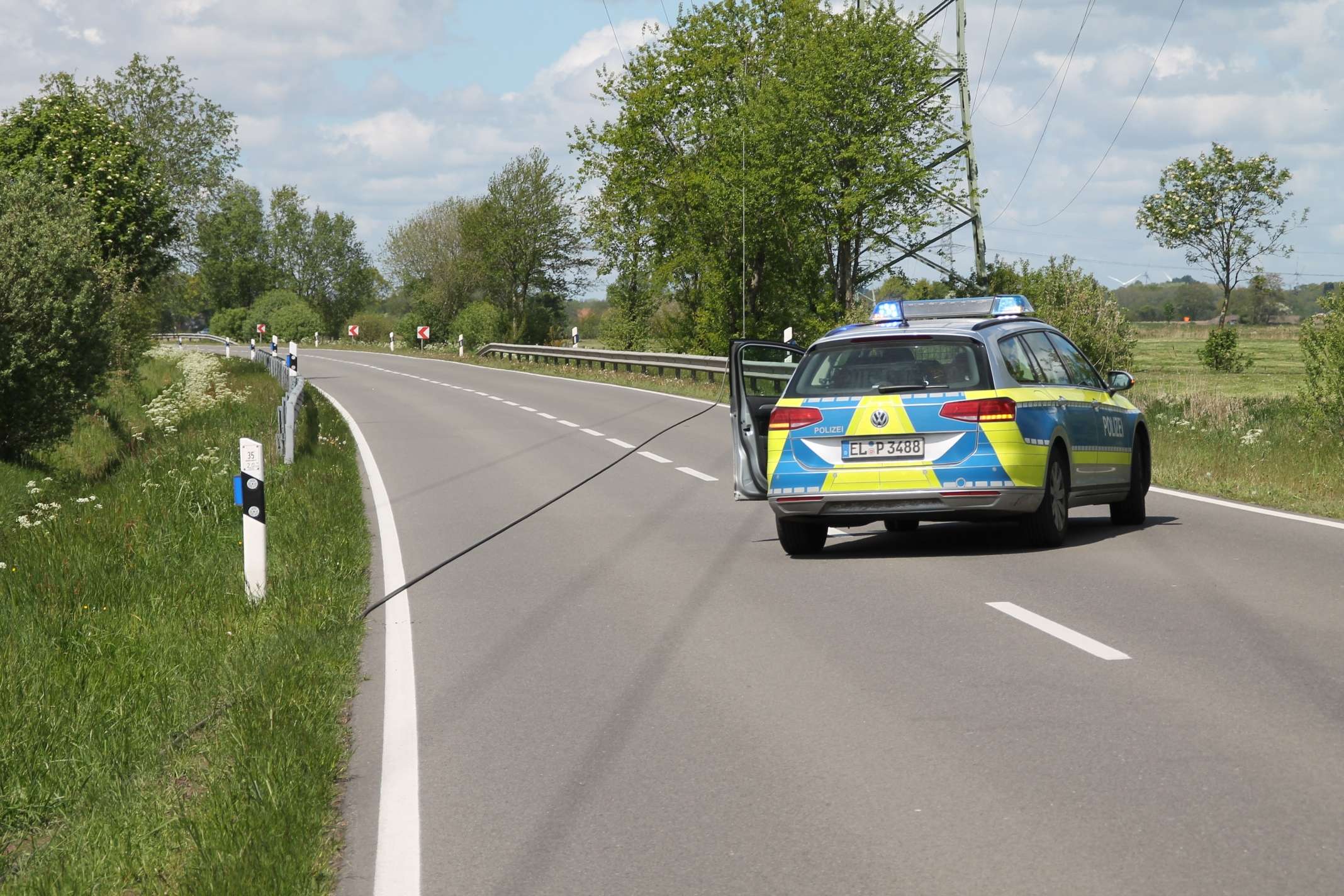 Die K 27 wurde zwischen dem Kreisel Stapelmoor und der Kreuzung bei Vellage gesperrt. © J. Rand/Feuerwehr