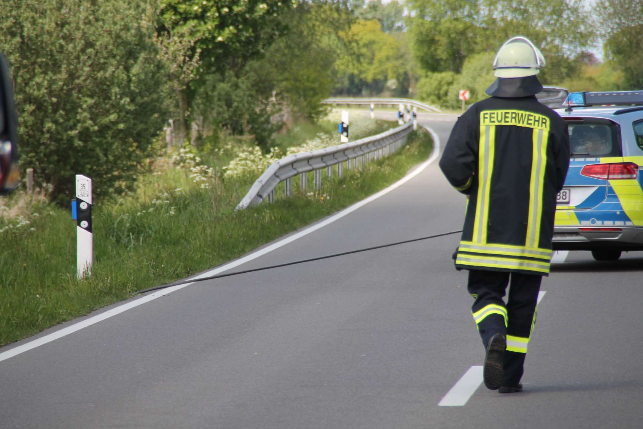 Ein Teil des abgerissenen Kabels lag auf der Fahrbahn. © J. Rand/Feuerwehr