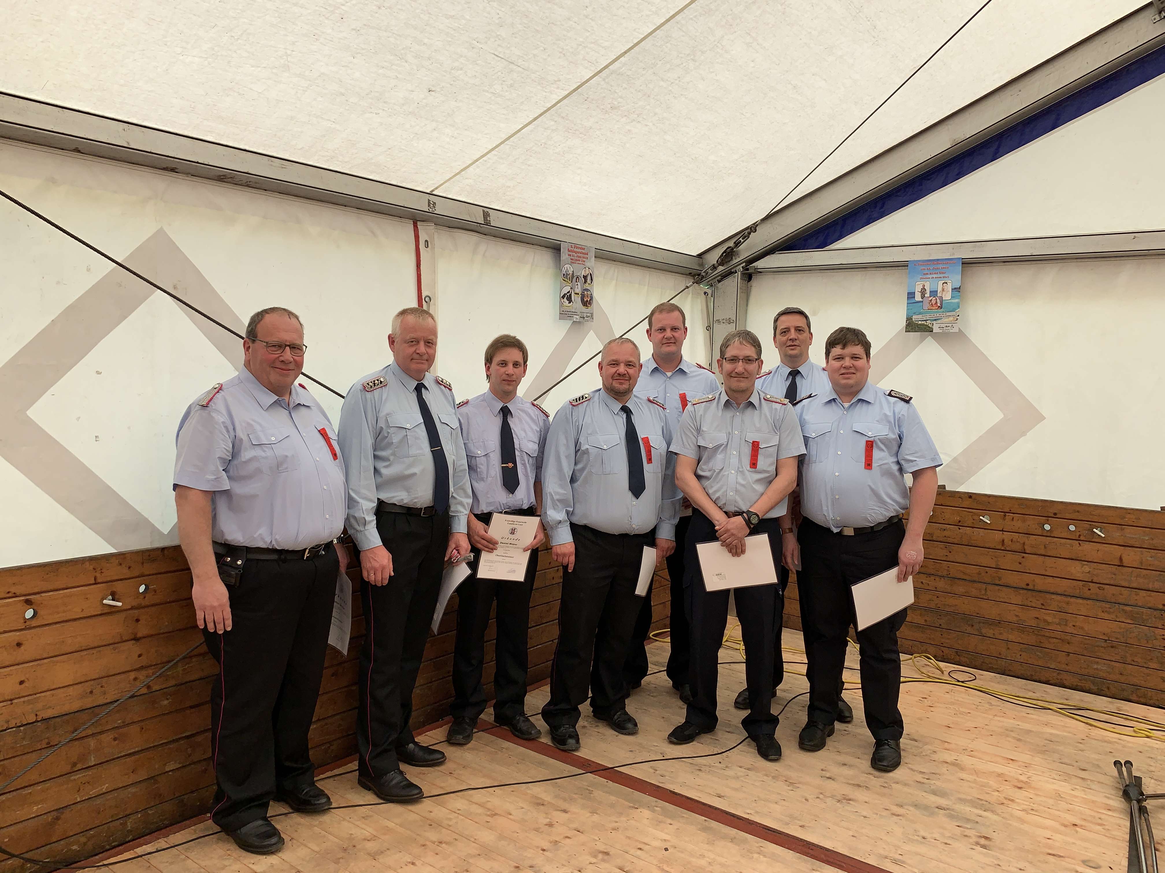 Die Beförderten: Von links Dieter Gerdes, Heinz Zimmering, Daniel Meyer, Michael Raske, Matthias Vahling, Sven Friebel aus Jemgum, Frank Harms und Onno Walker. © Feuerwehr