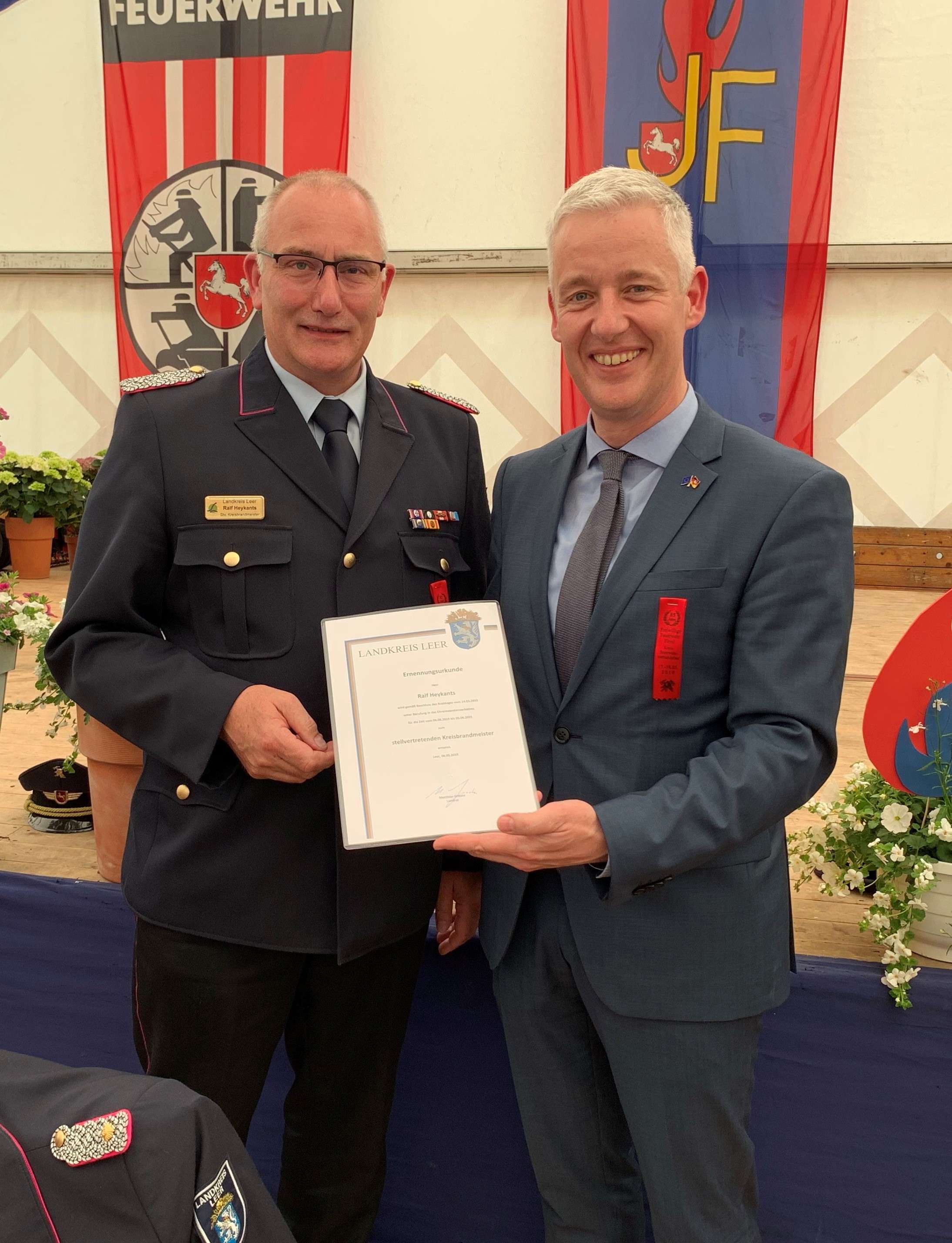 Ralf Heykants, stellvertretender Kreisbrandmeister, und Landrat Matthias Groote. © Feuerwehr