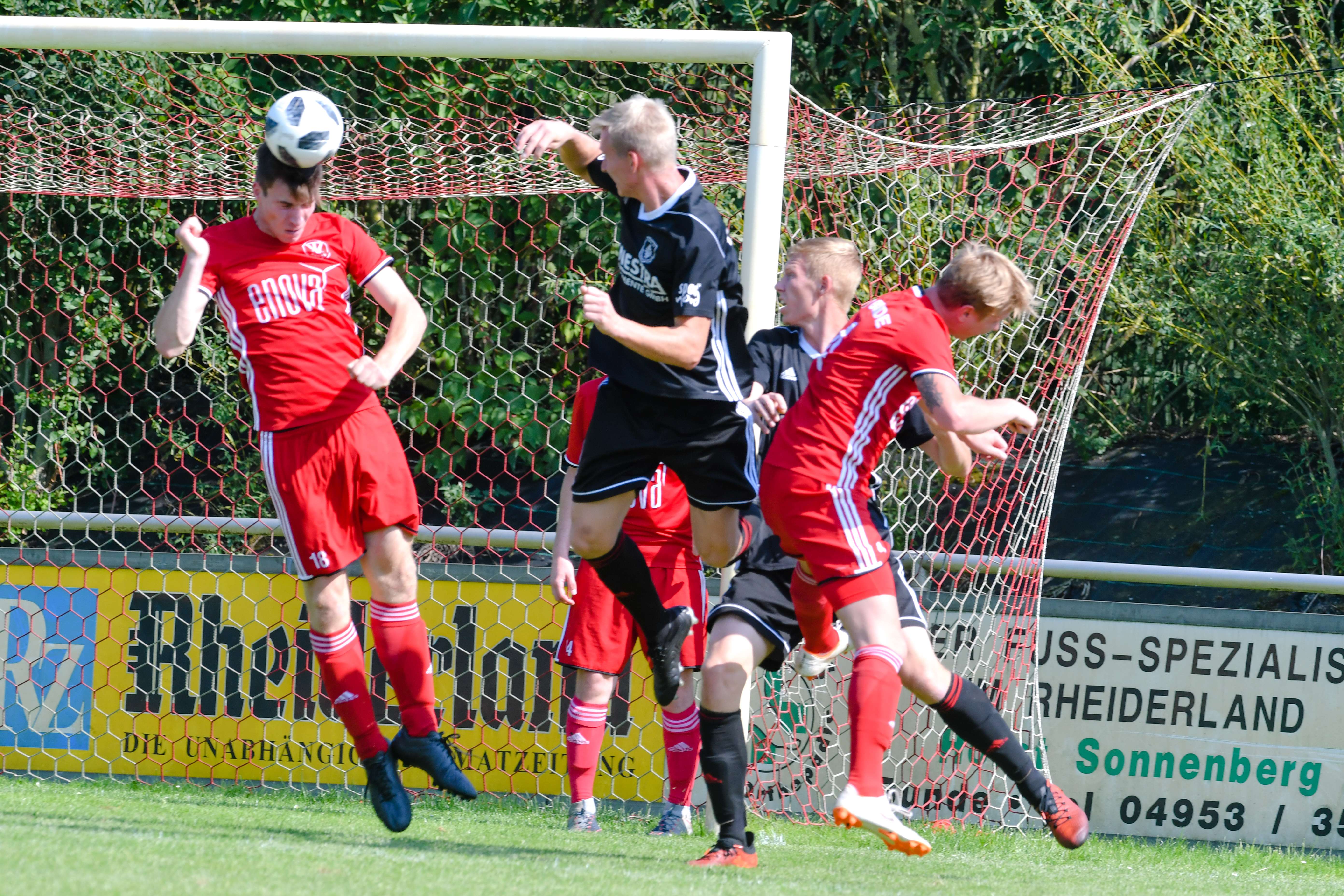 Die Bunder um Christoph Buse konnten die meisten Situationen gegen TuRa Westrhauderfehn klären. © Bruins