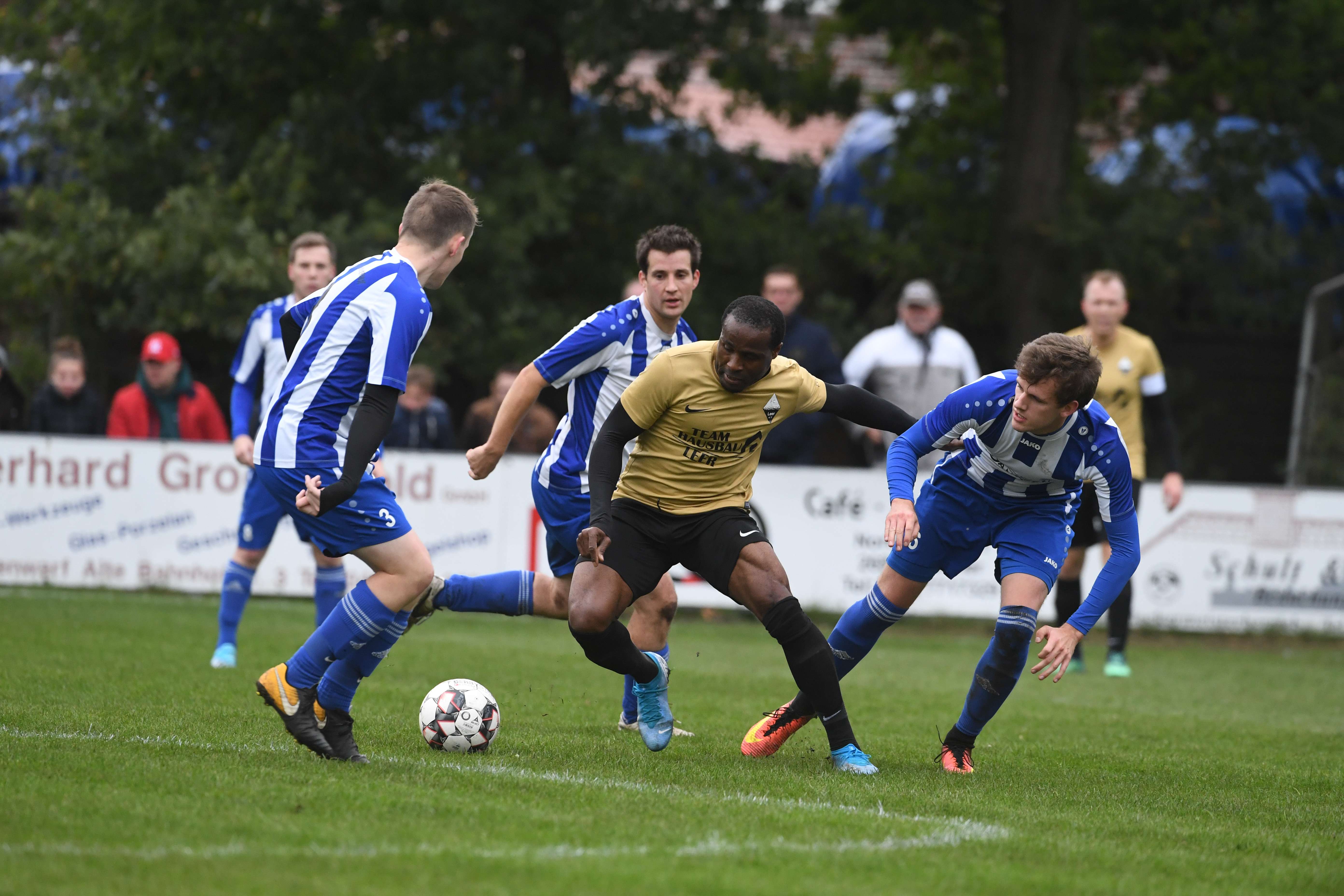 Möhlenwarf konnte im zweiten Durchgang gegen die Gäste aus Leer nicht viel ausrichten. © Bruins