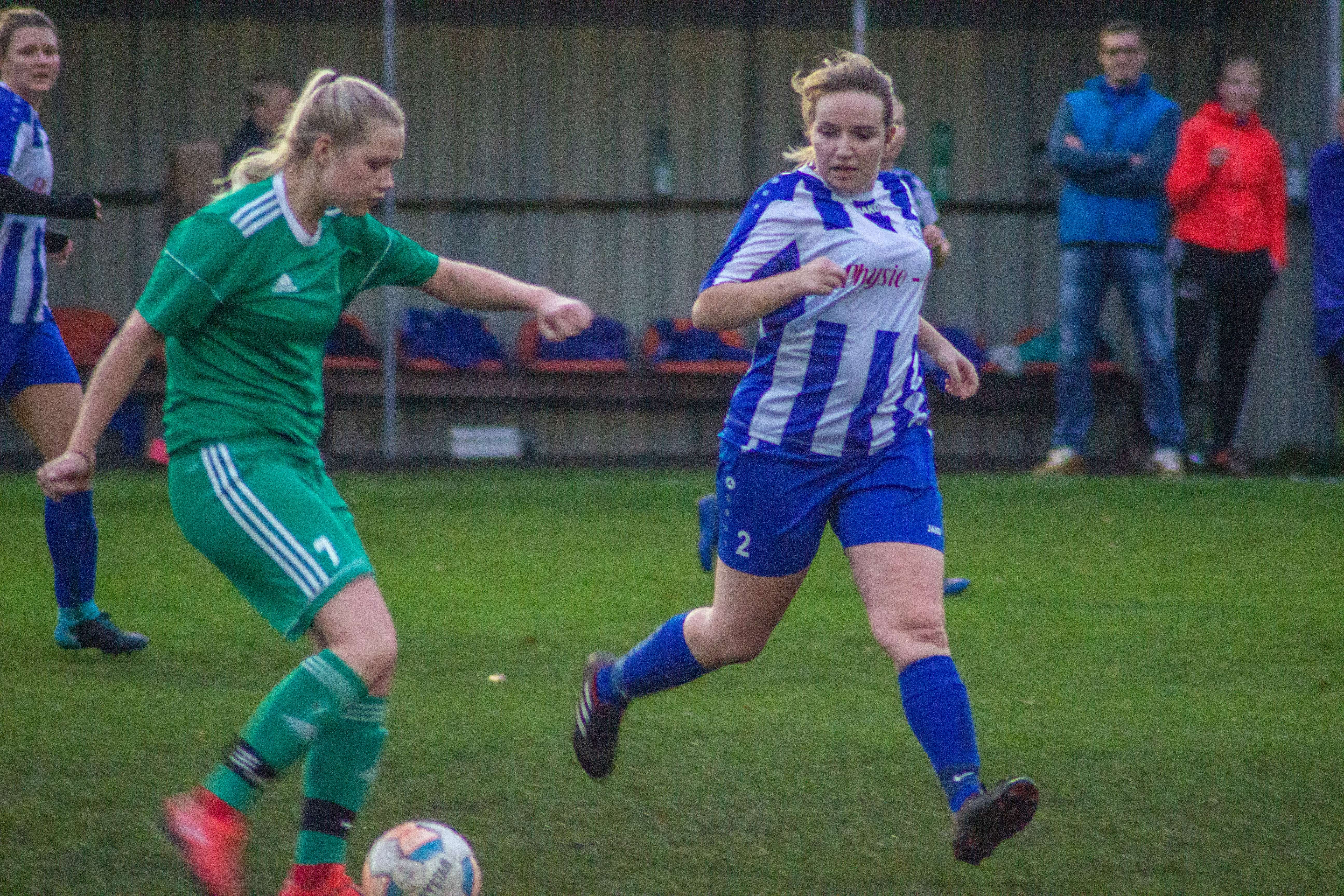 Die Möhlenwarferinnen lieferten sich gegen Ostfrisia Moordorf ein enges Duell. Am Ende stand ein 3:3. © Ostendorp