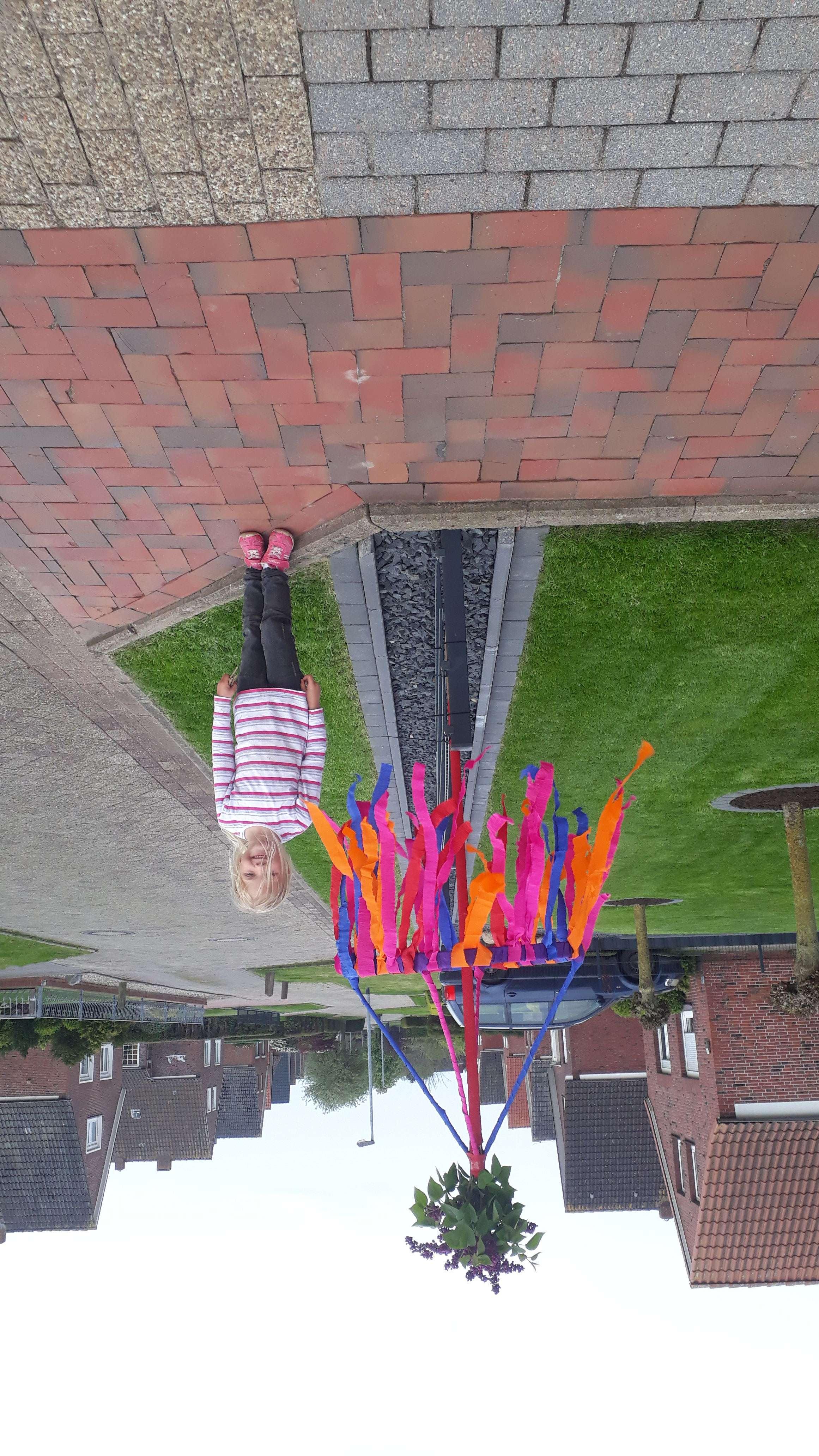 Sarah Lehmann aus Jemgum freut sich über einen Maibaum in der Menno-Peters-Straße. © privat