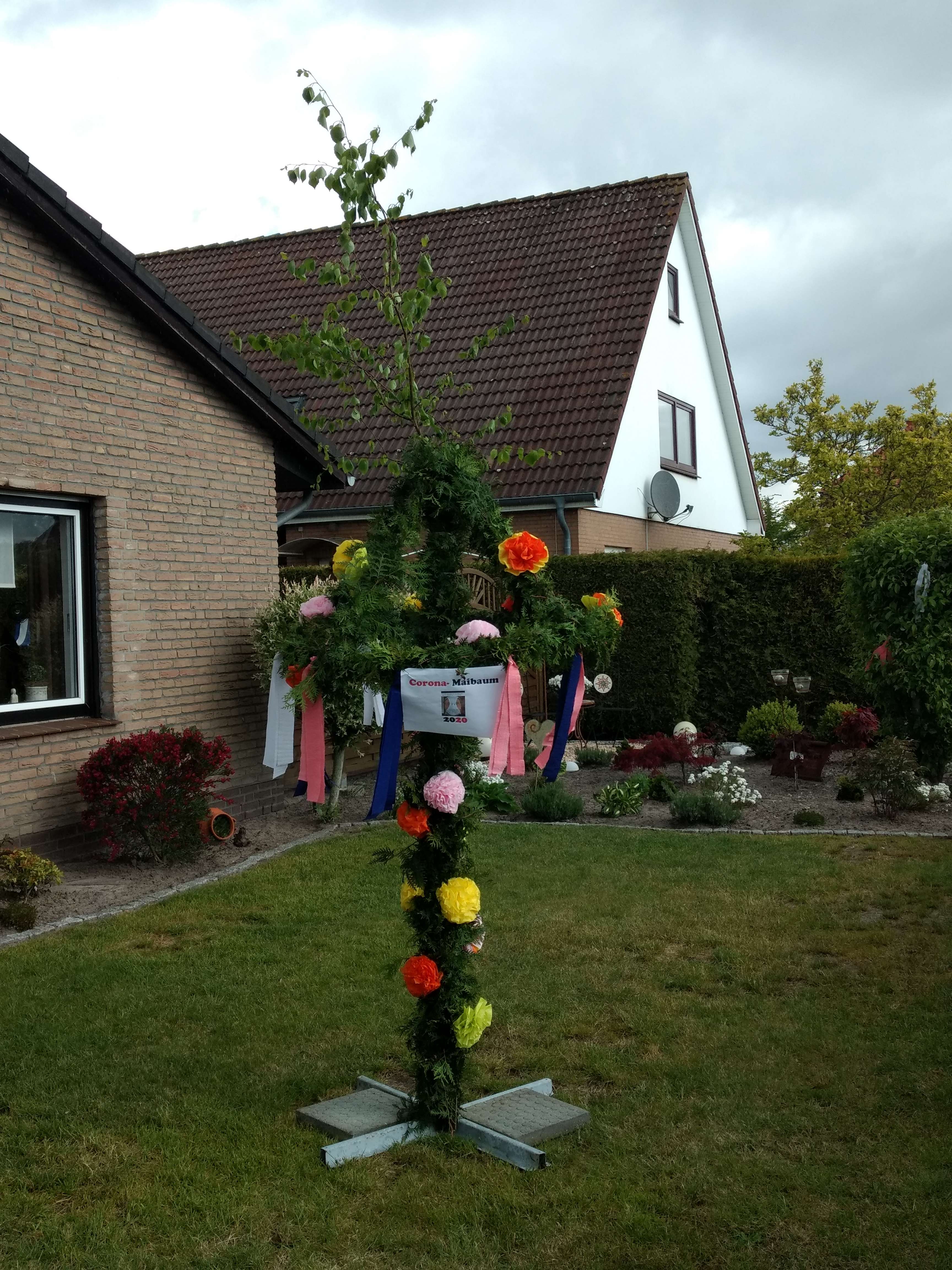 Dieser besonders bunte Maibaum steht im Mittelweg in Bunde. © privat