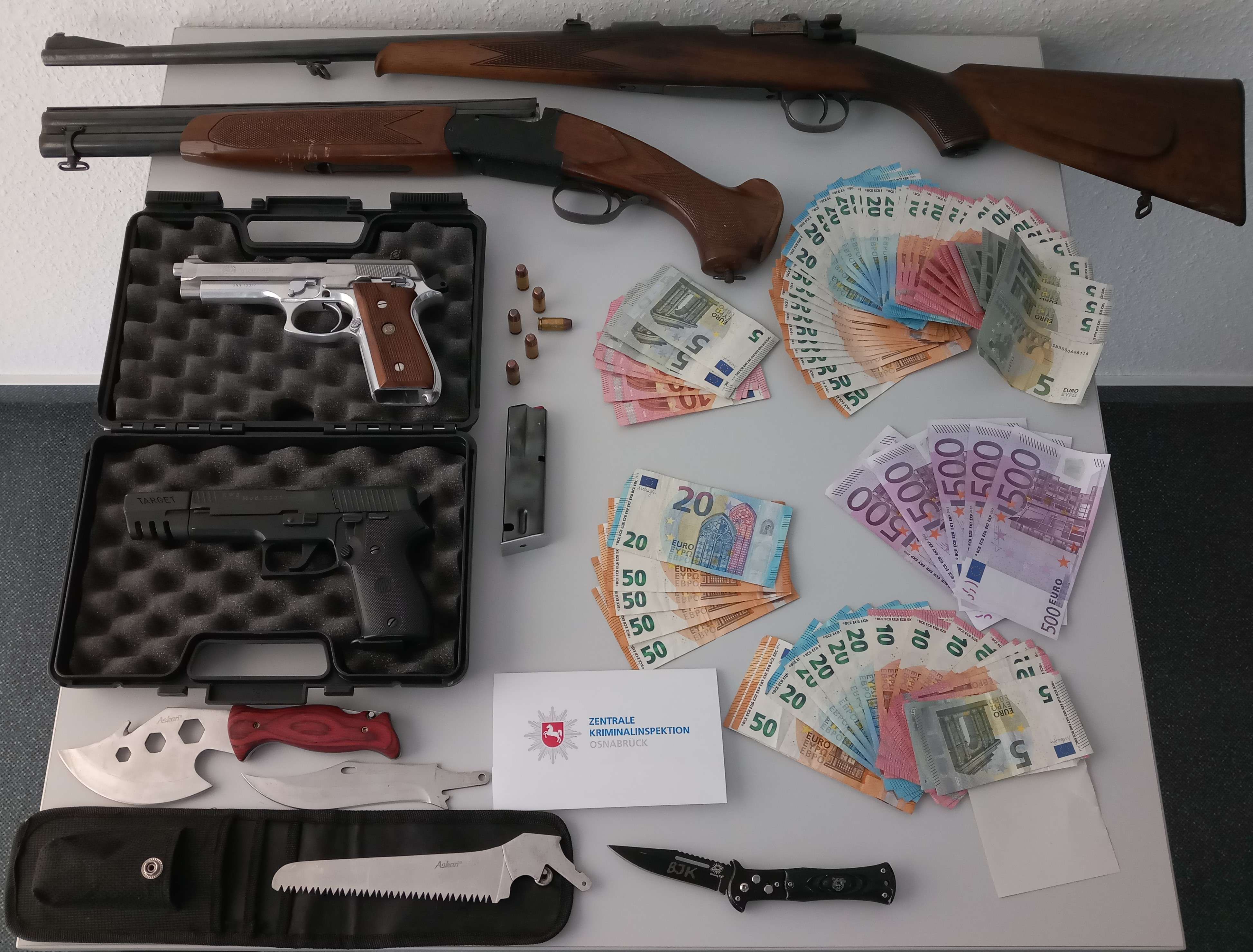 Ein Waffenarsenal und Bargeld. © Polizeidirektion Osnabrück