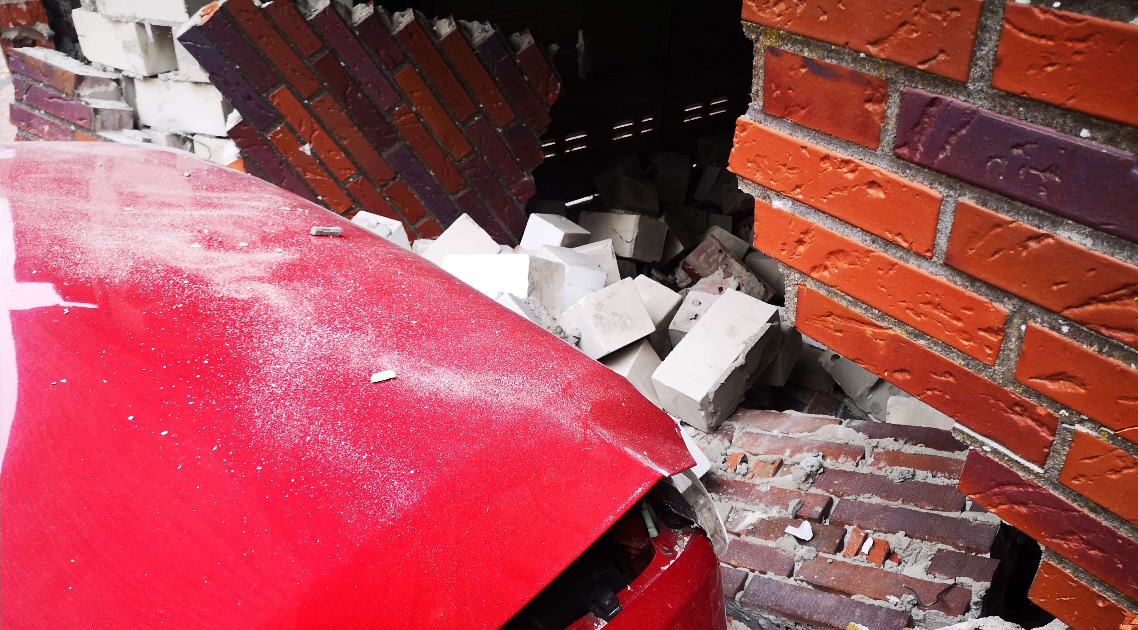 Die Mauer wurde stark beschädigt. © Feuerwehr Bunde