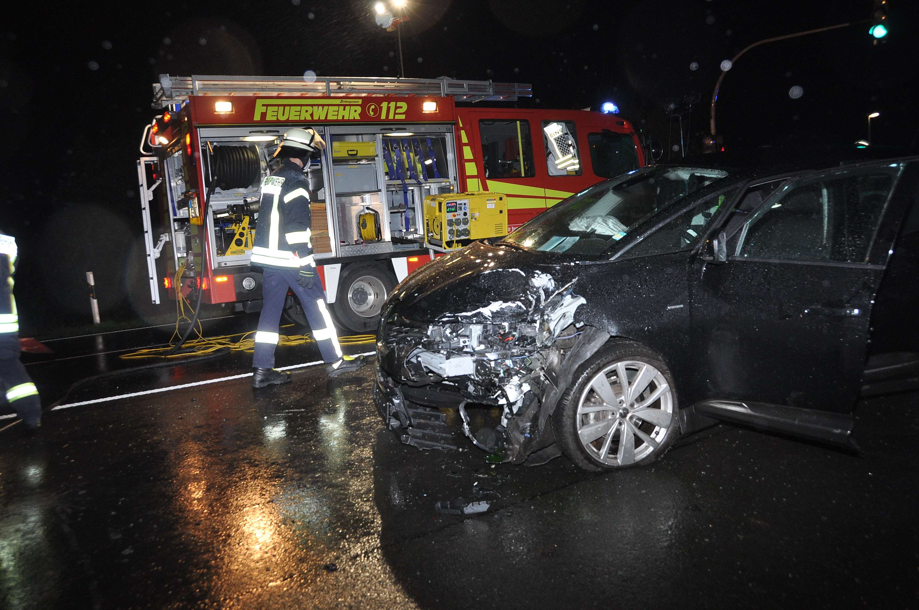 Die Feuerwehr rückte aus, weil es zunächst hieß, ein Fahrer sei in seinem Wagen eingeklemmt. Das war aber nicht der Fall. © Wolters