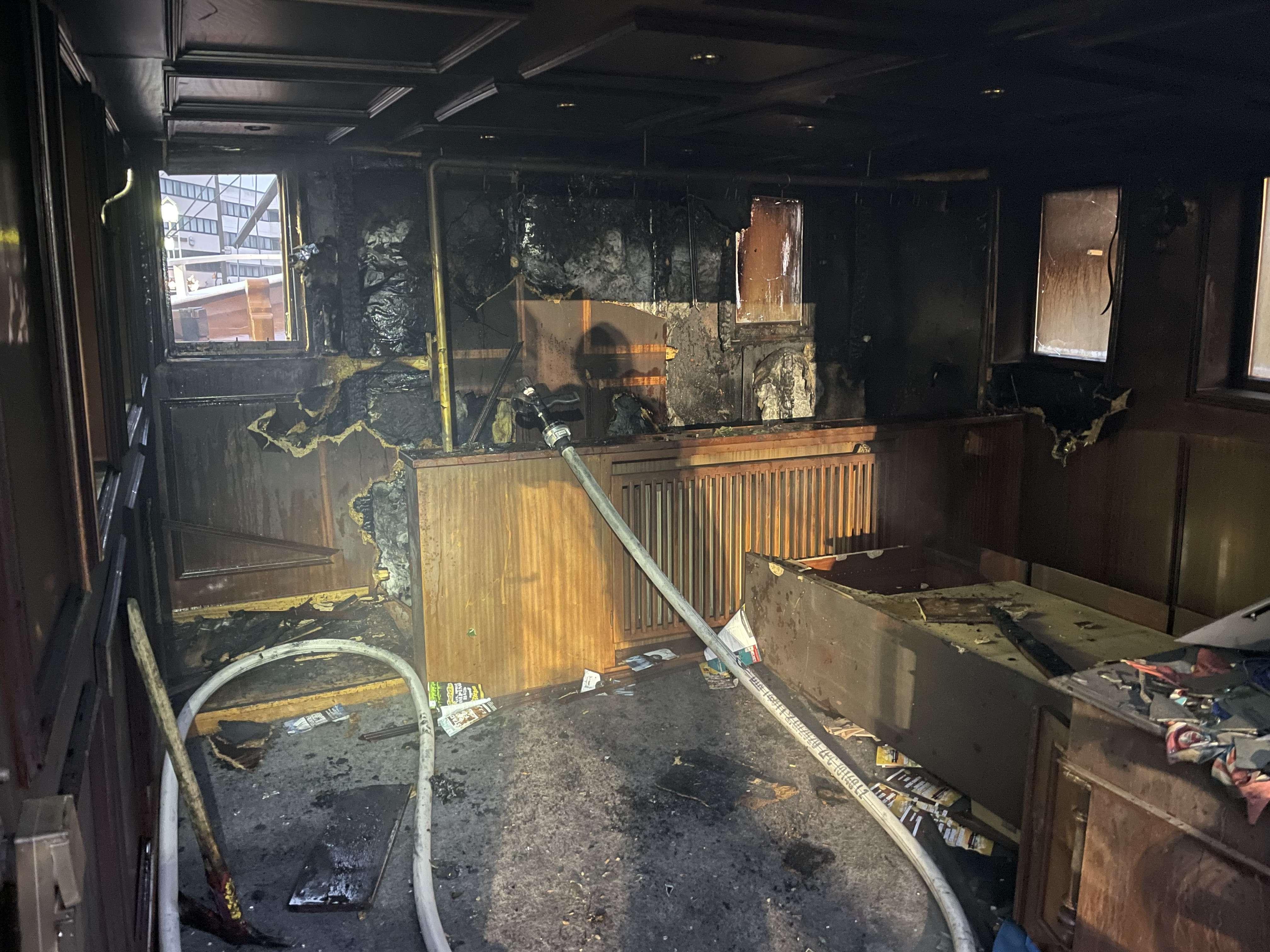 Das Innere des Schiffes wurde bei dem Brand stark beschädigt. © Feuerwehr Papenburg