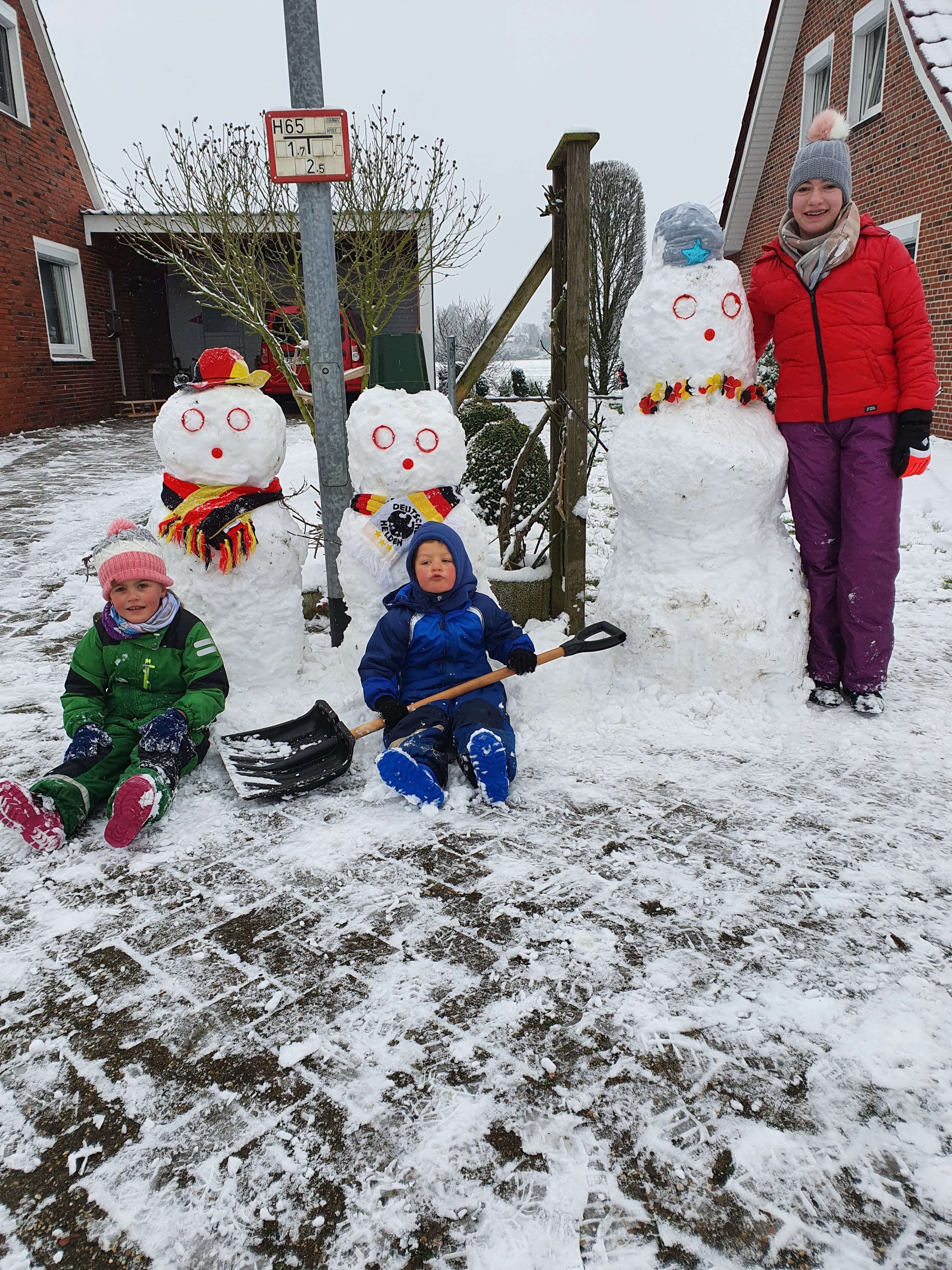 Sina ,Sönke und Michelle sind stolz auf ihren Schneemann. © privat