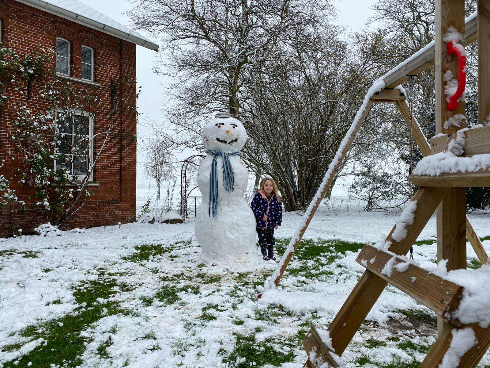 Auch Freyja Gelder aus Bunderhammrich (4) hat einen großen Schneemann gebaut. © privat