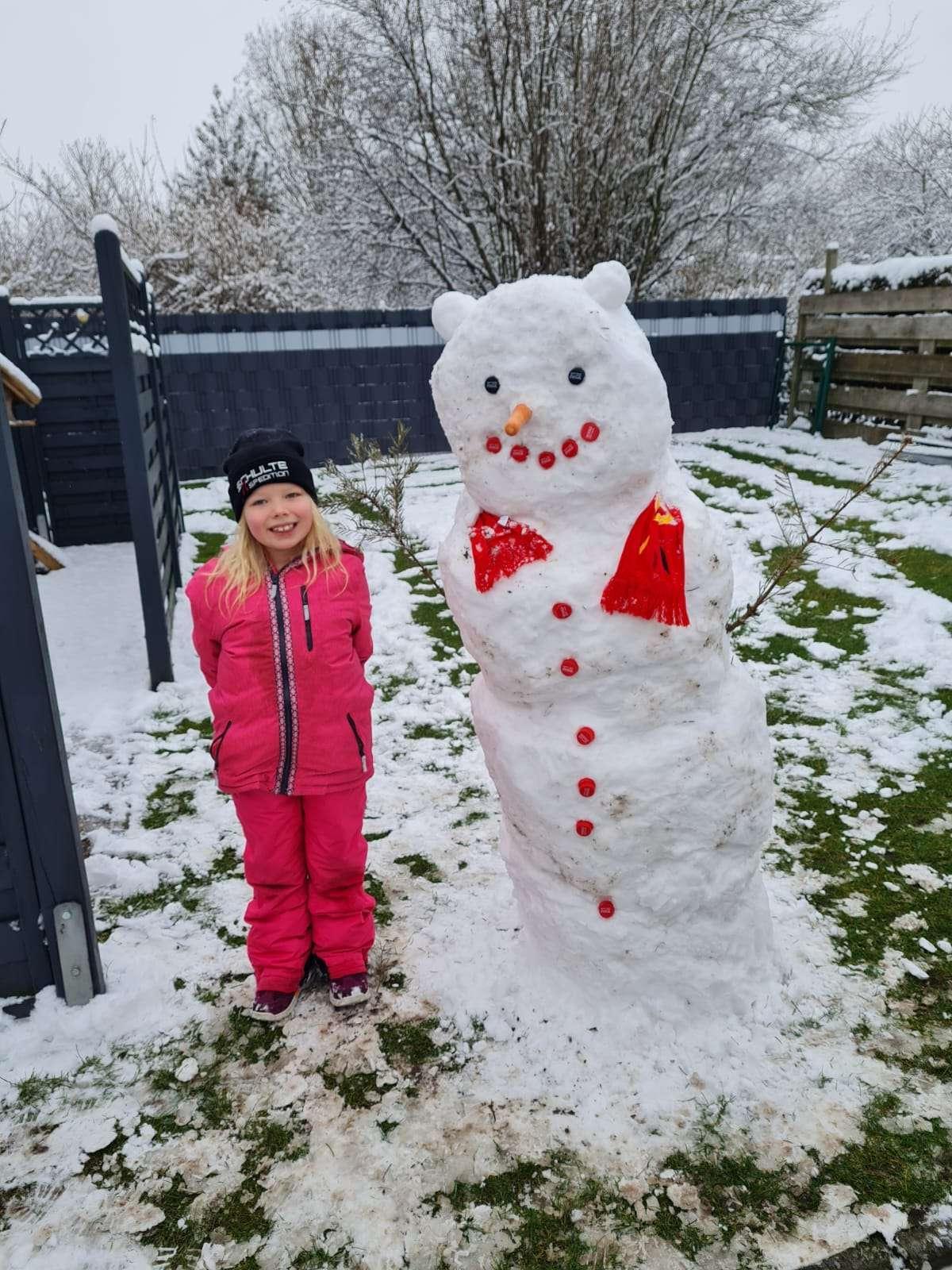Darinka aus Diele hat ihren ersten Schneemann gebaut. © privat