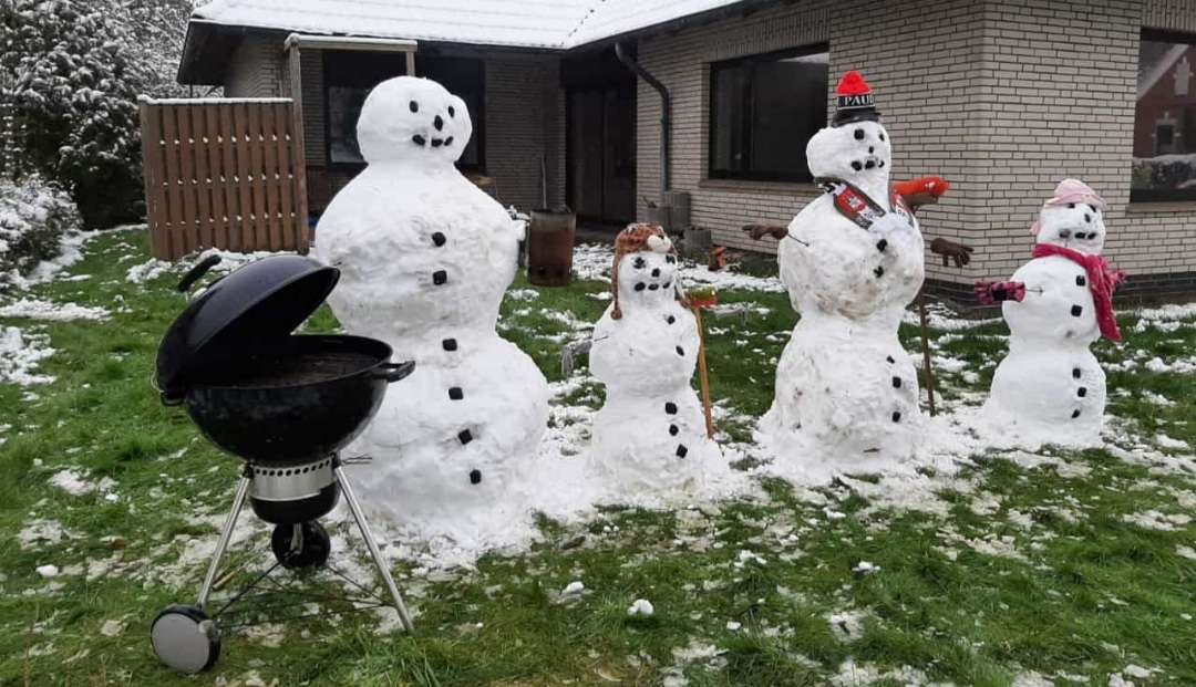 Die Schneemannfamilie der Familie Manssen/ Bosma aus Oldersum beim Angrillen. © privat