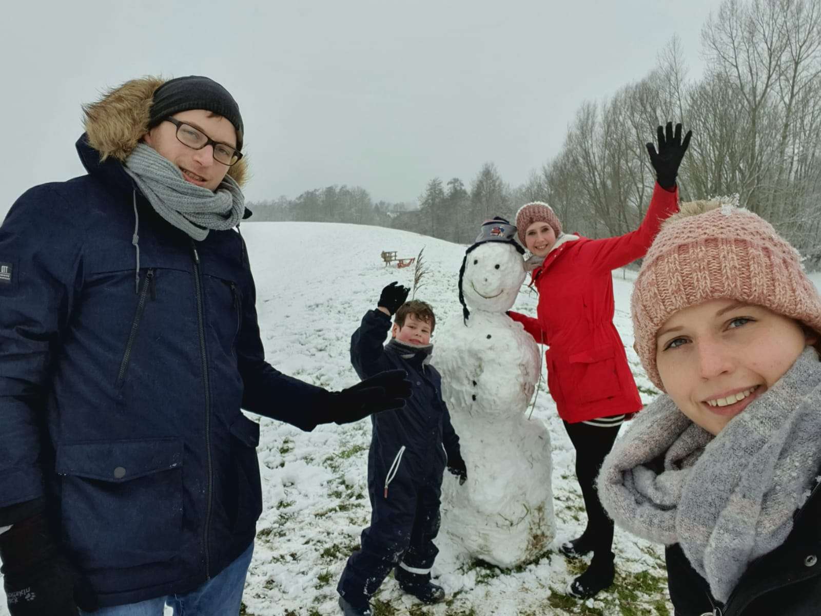 Jannes, Leon, Ann-Christin und Isabell mit ihrem Schneemann auf dem Vellager Deich. © privat